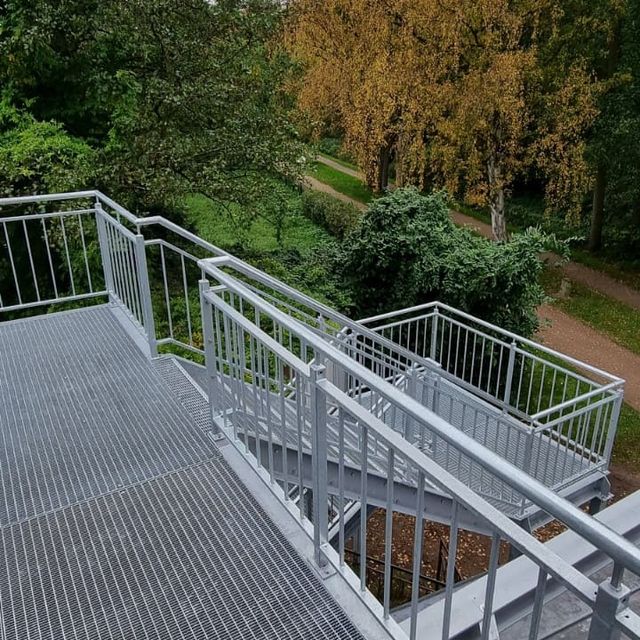  Dienstleistungen/Services: Stahlbau, Treppenbau, Metallbau, Schlosserei Produkte: Anbaubalkone, Pforten, Stahltreppen, Zäune, Edelstahl, Vordächer, Balkone, Huckfeldt Metallbau, Stahl- und Edelstahlkonstruktionen